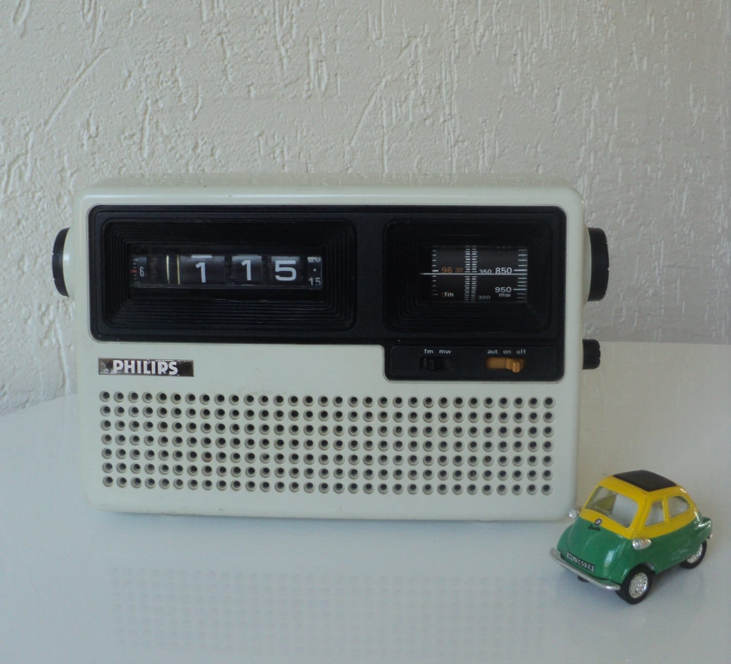 Vintage philips radio alarm clock