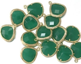 10% OFF (10 Pieces) . Palace Green Glass Pendant . Wholesale Jewelry Supply . 16K Polished Gold Plated over Brass - CG004-PG-PG