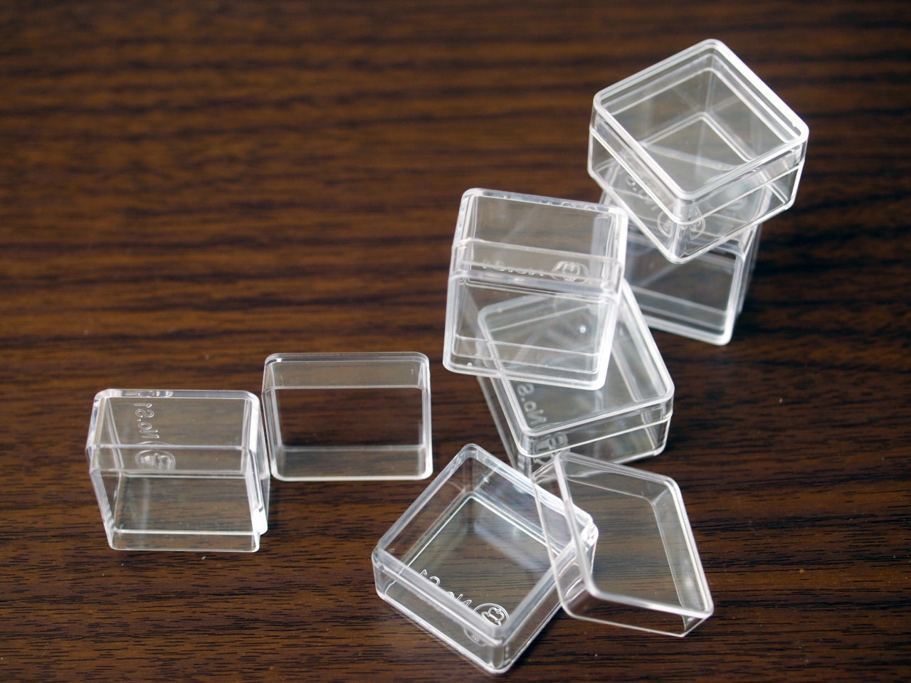 Set of 12 clear plastic boxes with lid, size 3 cm x 3 cm x 2 cm