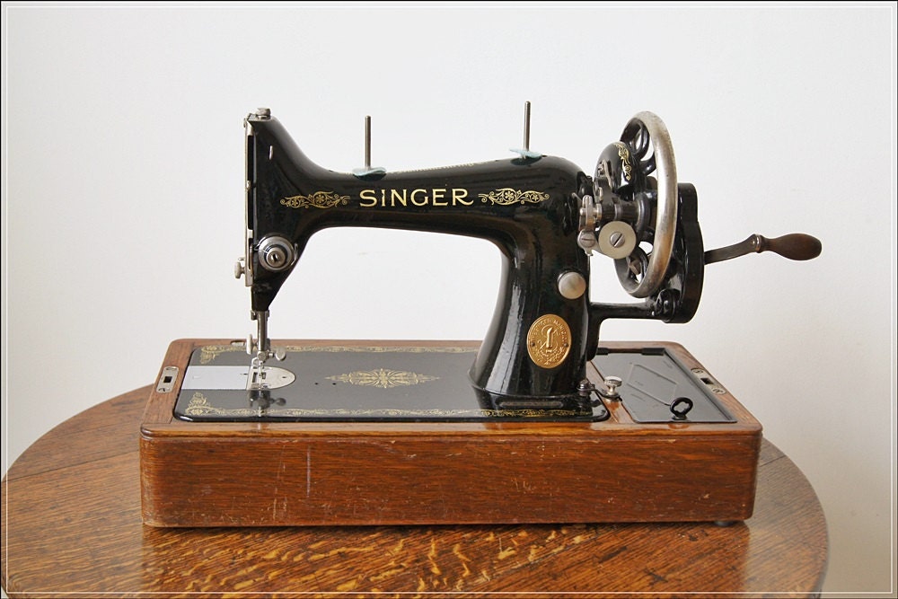 Antique Vintage SINGER Sewing machine manual hand crank in