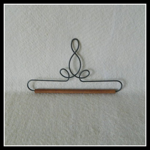 Heirloom Quilt Hanger Gray Wire 8 or 12 Inches Wide
