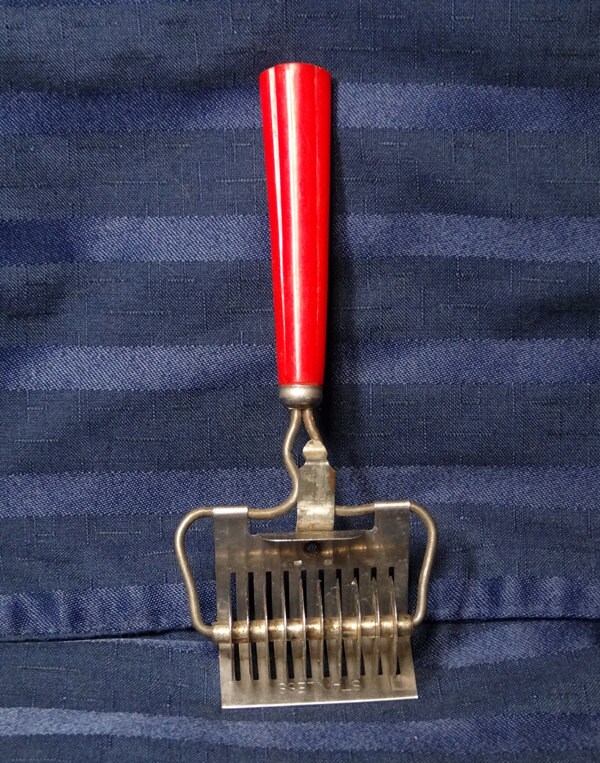 Vintage Red Bakelite Pasta Noodle Cutter Kitchen Tool