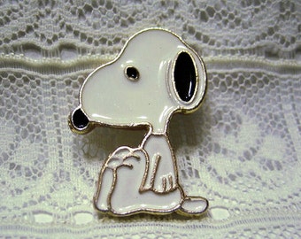 Snoopy Sitting Metal Sewing Button, Charles Schulz, Peanuts Collectible