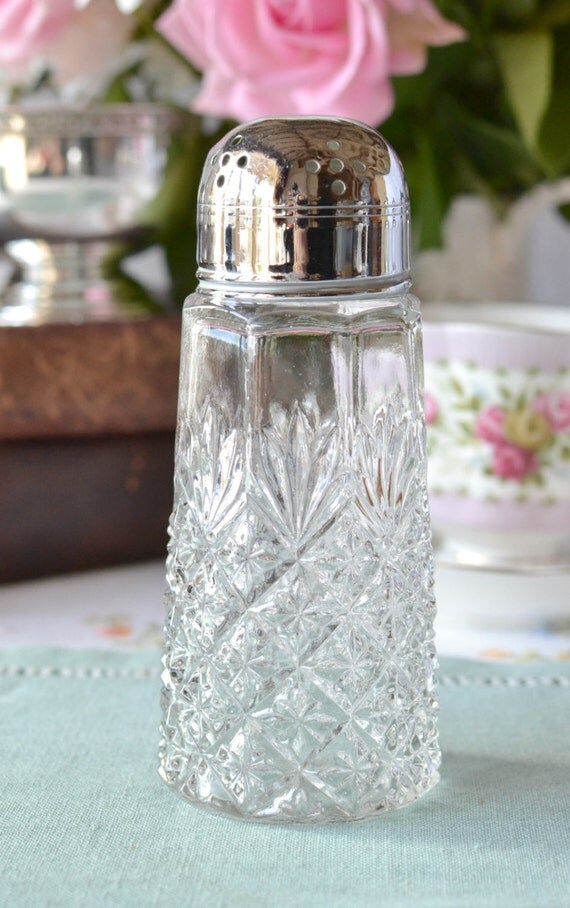 Pretty vintage glass sugar shaker / sifter muffineer with