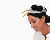 Iasgair - Tocado negro y crudo para invitada de boda, tocado negro y blanco para boda de día, tocado con diadema, tocado con plumas naranja