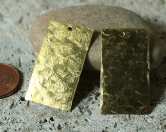 Handmade hammered textured solid brass rectangle drop tag dangle pendant 32x18mm, 2 pcs (item ID LSBRe32x18HK)