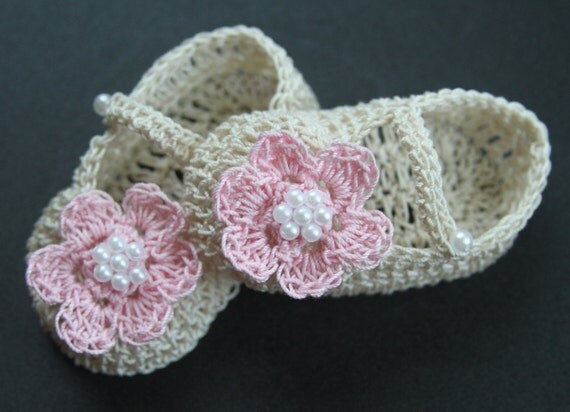Crochet Baby Girl Booties Infant Crib Shoes with Pearls
