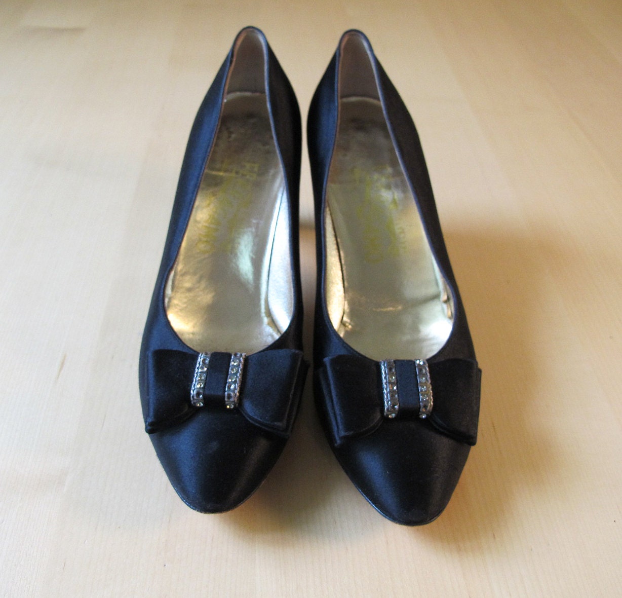 salvatore ferragamo satin pumps