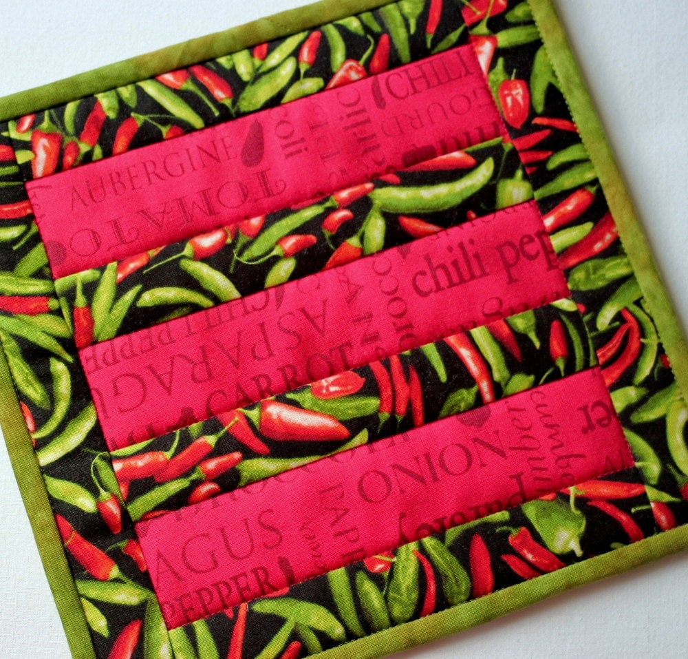 fabric-trivet-quilted-hot-pad-chili-peppers-insulated