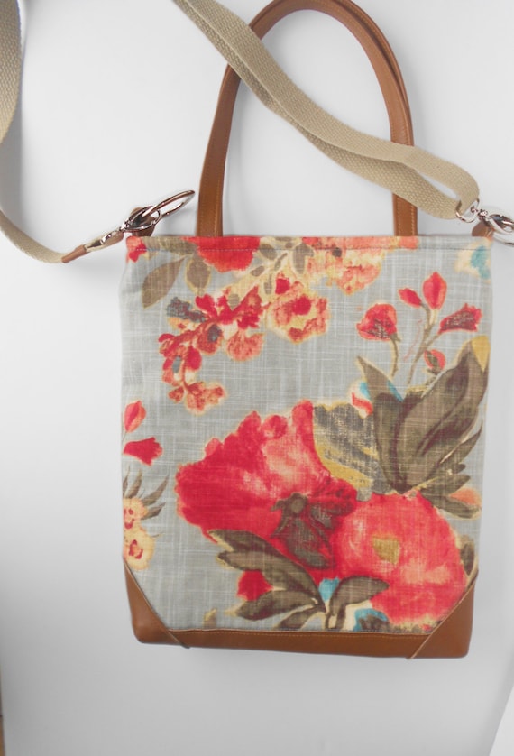 Crossbody or shoulder bag in floral linen with leather trim.