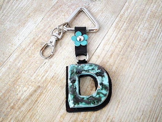Monogram keychain in leather with handmade ceramic letter