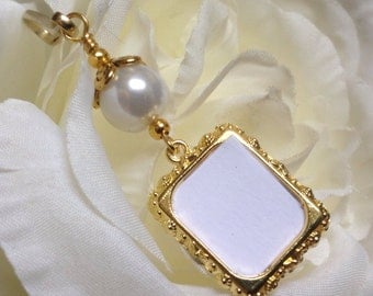 Wedding bouquet photo charm. Gold tones Memorial photo charm. Bridal bouquet charm with small picture frame, white shell pearl- gold tones.