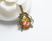FLORAL MOTIFS Oval pendant metal brass with pictures of flowers under glass