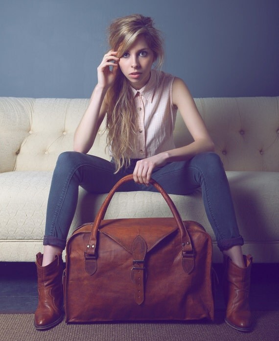 The Vagabond 30: Vintage style brown leather holdall duffel
