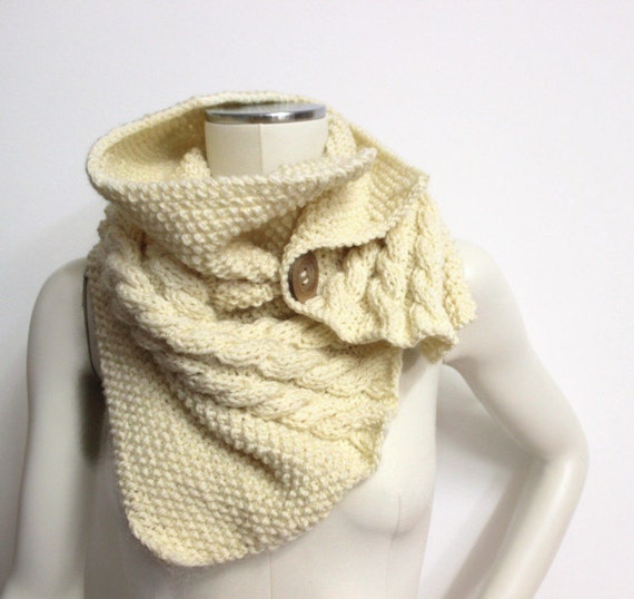 Sweetest Style Chunky knit scarf cream handmade By Mun and Me Chunky knit scarf cream handmade By Mun and Me This is a really cute handmade scarf that looks great with a more casual look with some jeans and also with a more dress up look!