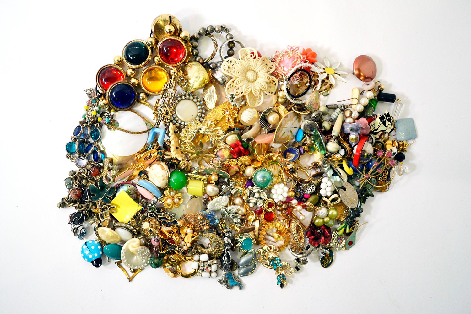 200 Pieces of Vintage Estate Costume Jewelry Lot 2 lbs