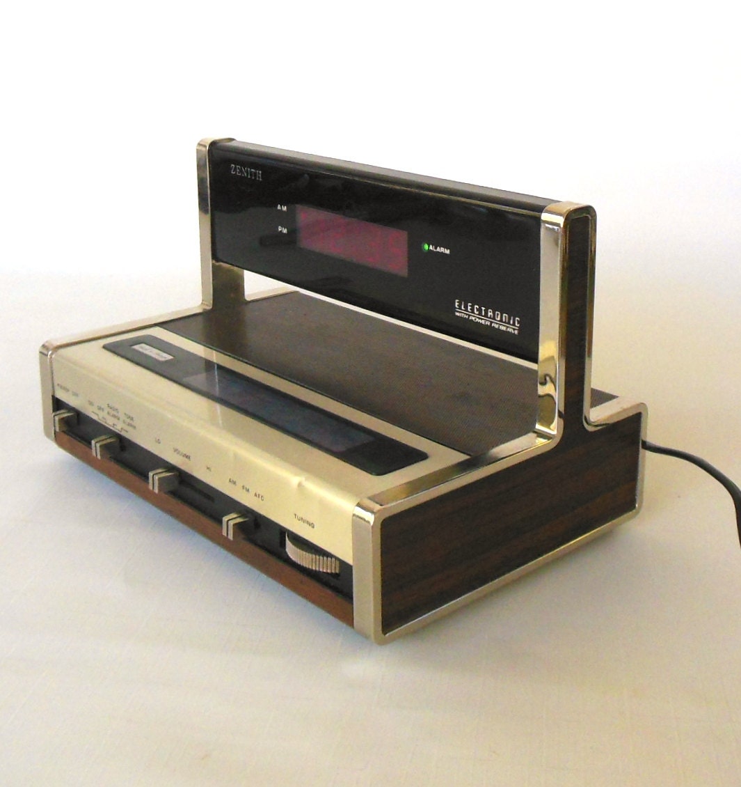 Wood Grain Alarm Clock Radio Zenith L465W 1980s Retro