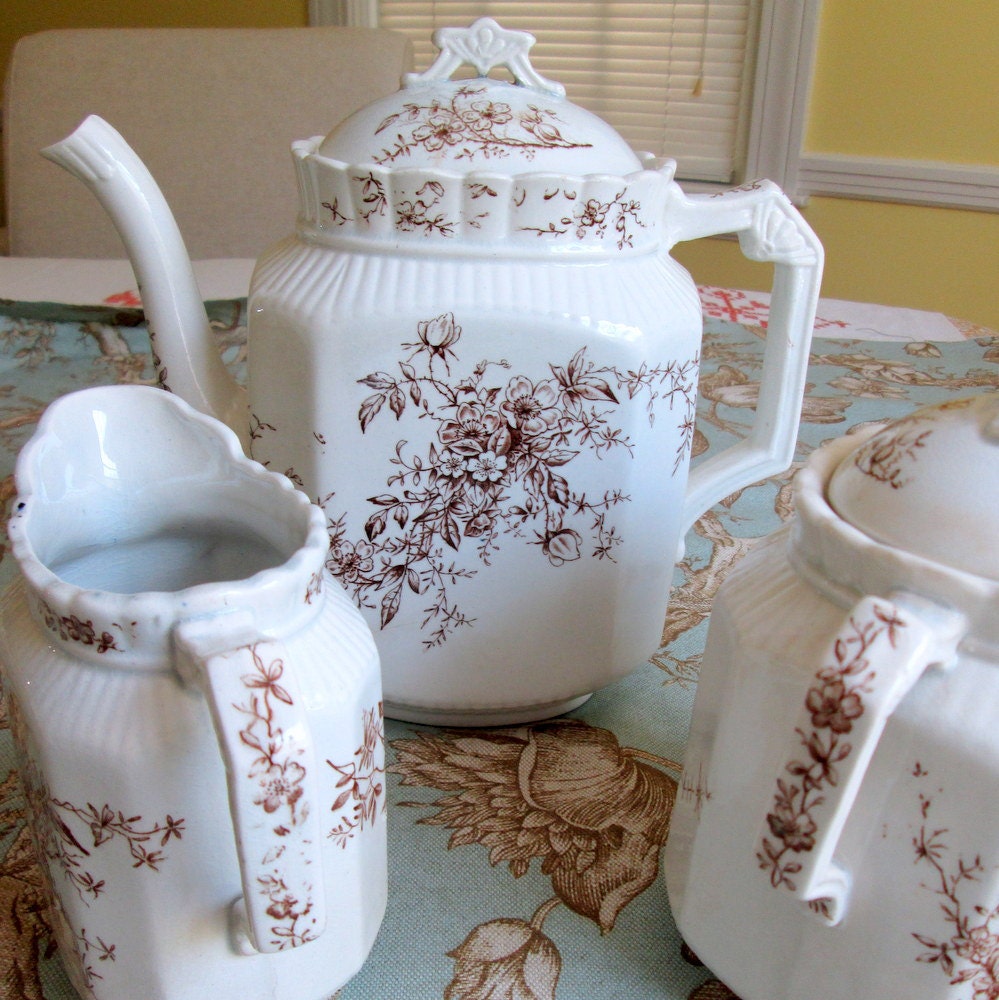 antique-tea-set-for-display