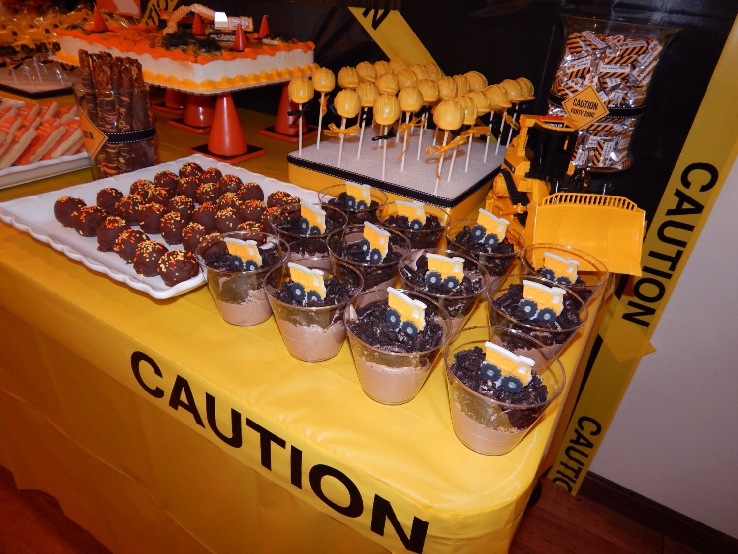 Hard Hat / Construction cake pops