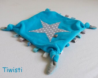 Doudou plat à noeuds et étiquettes en velours tout doux gris et turquoise, motif étoile.