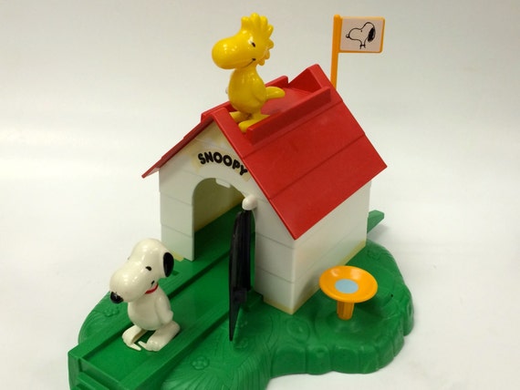 snoopy doghouse toy