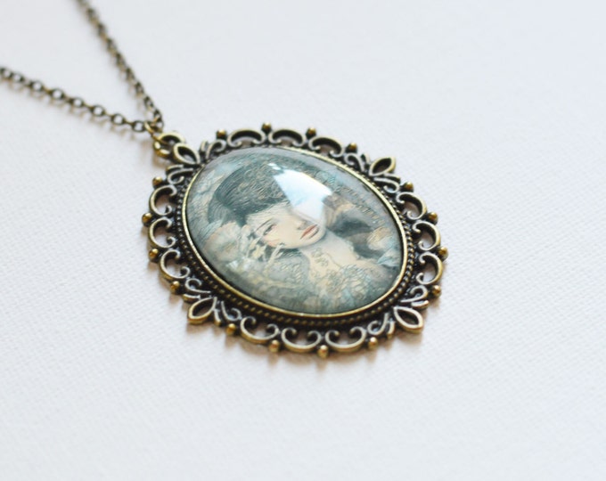 MODERN ART Oval pendant metal brass with the image of the girl under glass