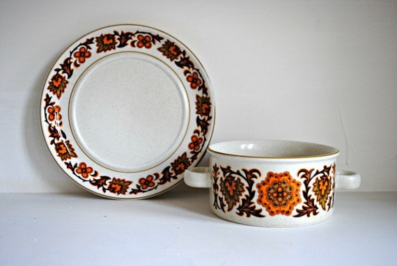 Set of 4 1960s Vintage Soup Bowsl and Matching Plates