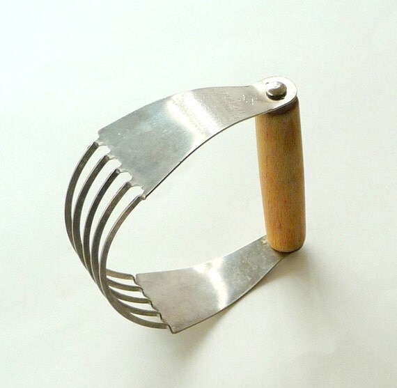 LET THEM EATPIE 1940s Hand Pastry Dough Blender by paroliro