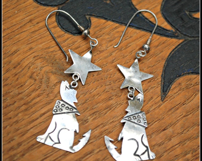 sterling dangle earrings - howling coyote with scarf - south western - light weight silver earring