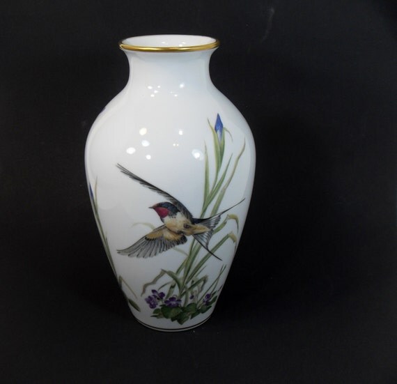 Vase Bird Large Franklin Mint Ltd. Ed. Porcelain Meadowland