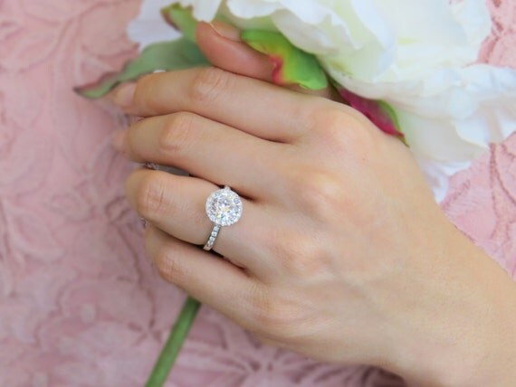 2 carat round halo diamond engagement rings