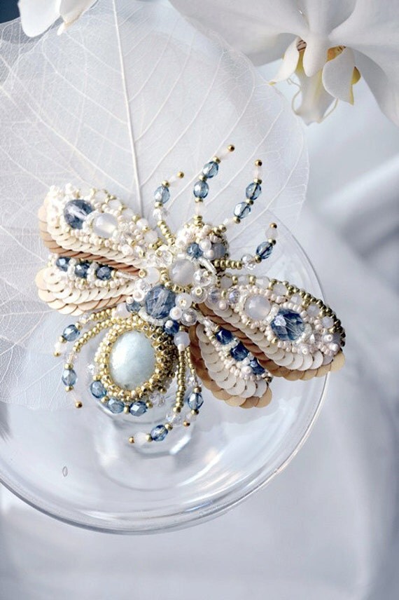 Bee brooch.Nature jewelry, insect jewelry, bee jewelry,  bead embroidery