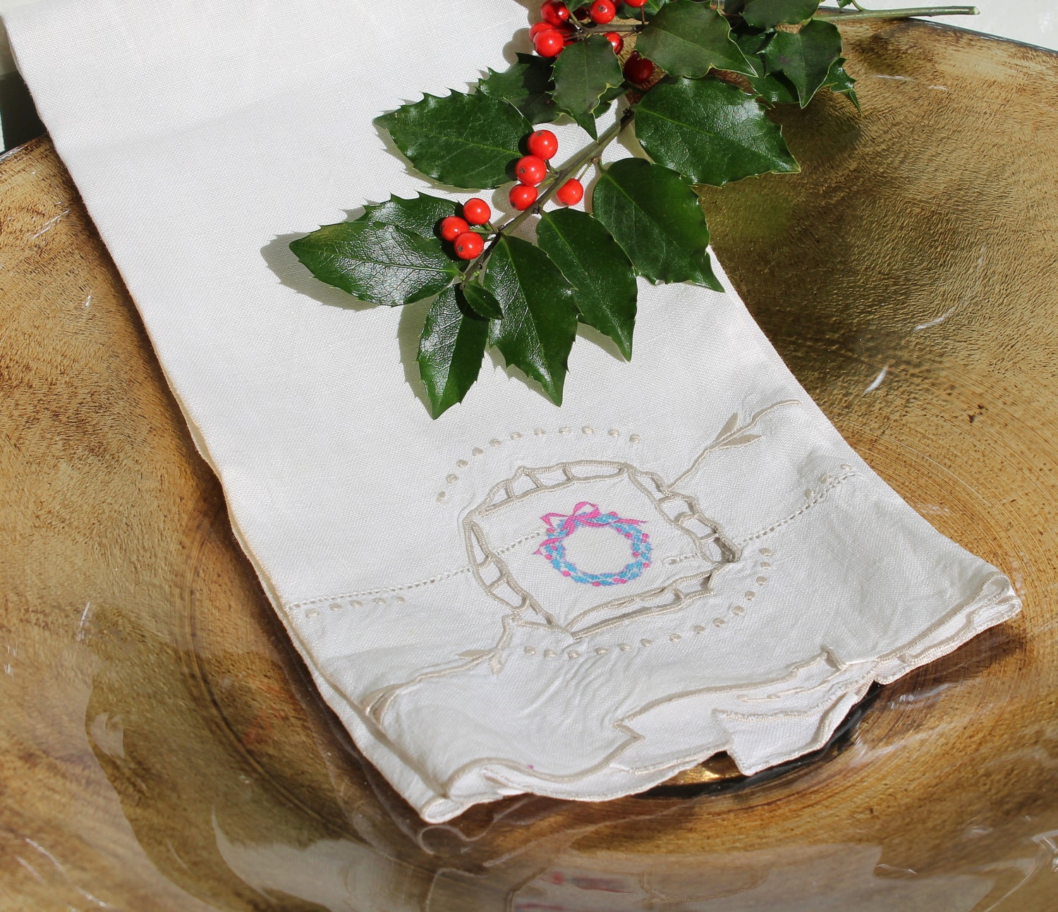 SALE -Christmas Decor,Vintage Embroidered Towel, Holiday Wreath, Christmas Towel, Decorative Guest Towel, Holiday Decor