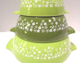 Vintage Pyrex Nesting / Mixing Bowls, Spring Blossom Cinderella Bowls Set of 3, Green, Midwest Farmhouse Kitchen Retro, Daisies Daisy Flower