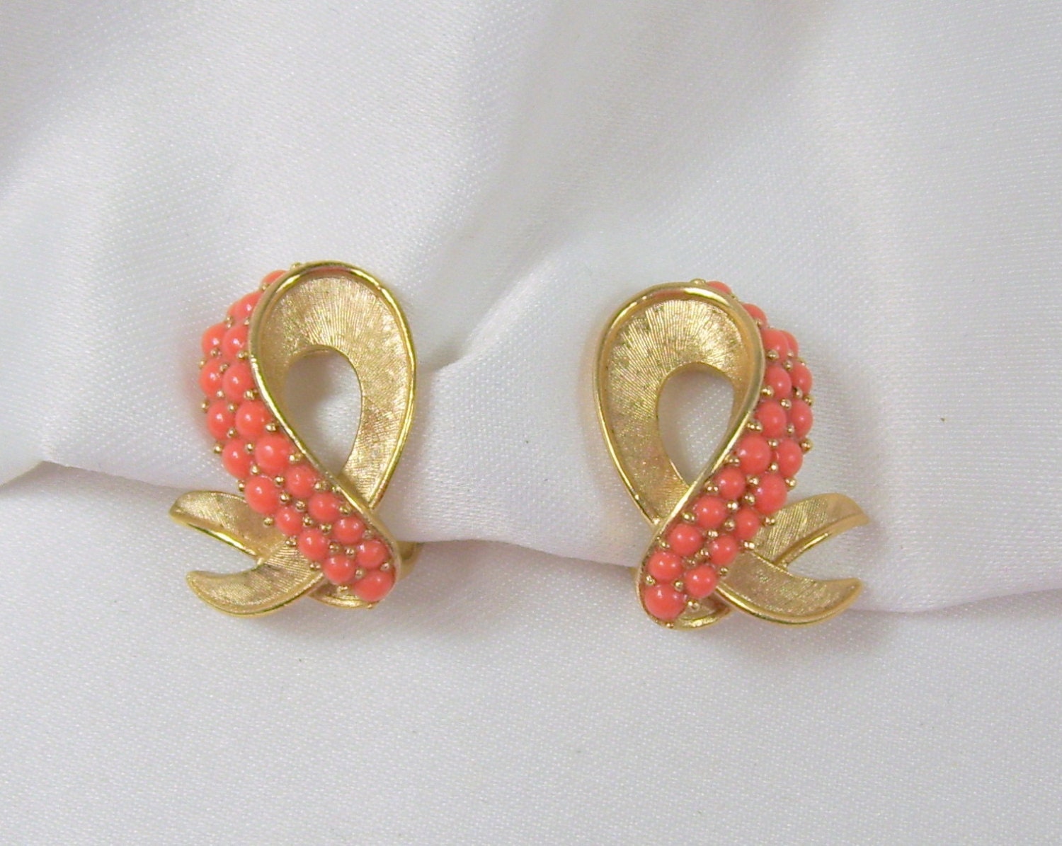 Vintage Crown Trifari Earrings Clip On Pink Salmon Ribbon