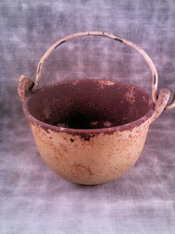 Vintage Cast Iron Smelting Pot w/Handle