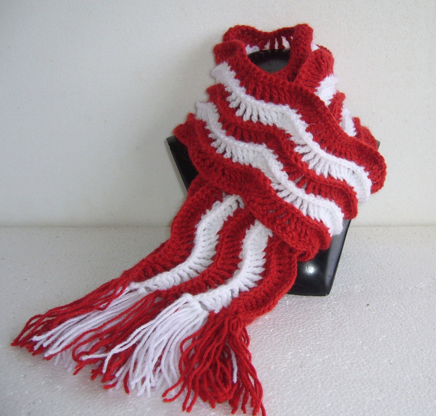 Download Crochet Scarf Red and White Christmas Ripple pattern