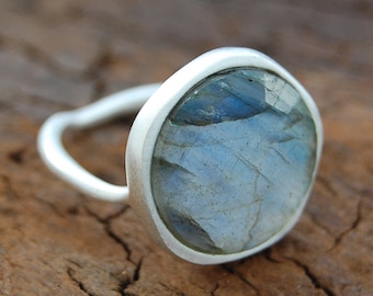 Silver Gemstone Ring, Labradorite Ring, Silver Ring with Stone, Sterling Silver Cocktail Ring, Statement Ring, Labradorite, 925 Silver Ring