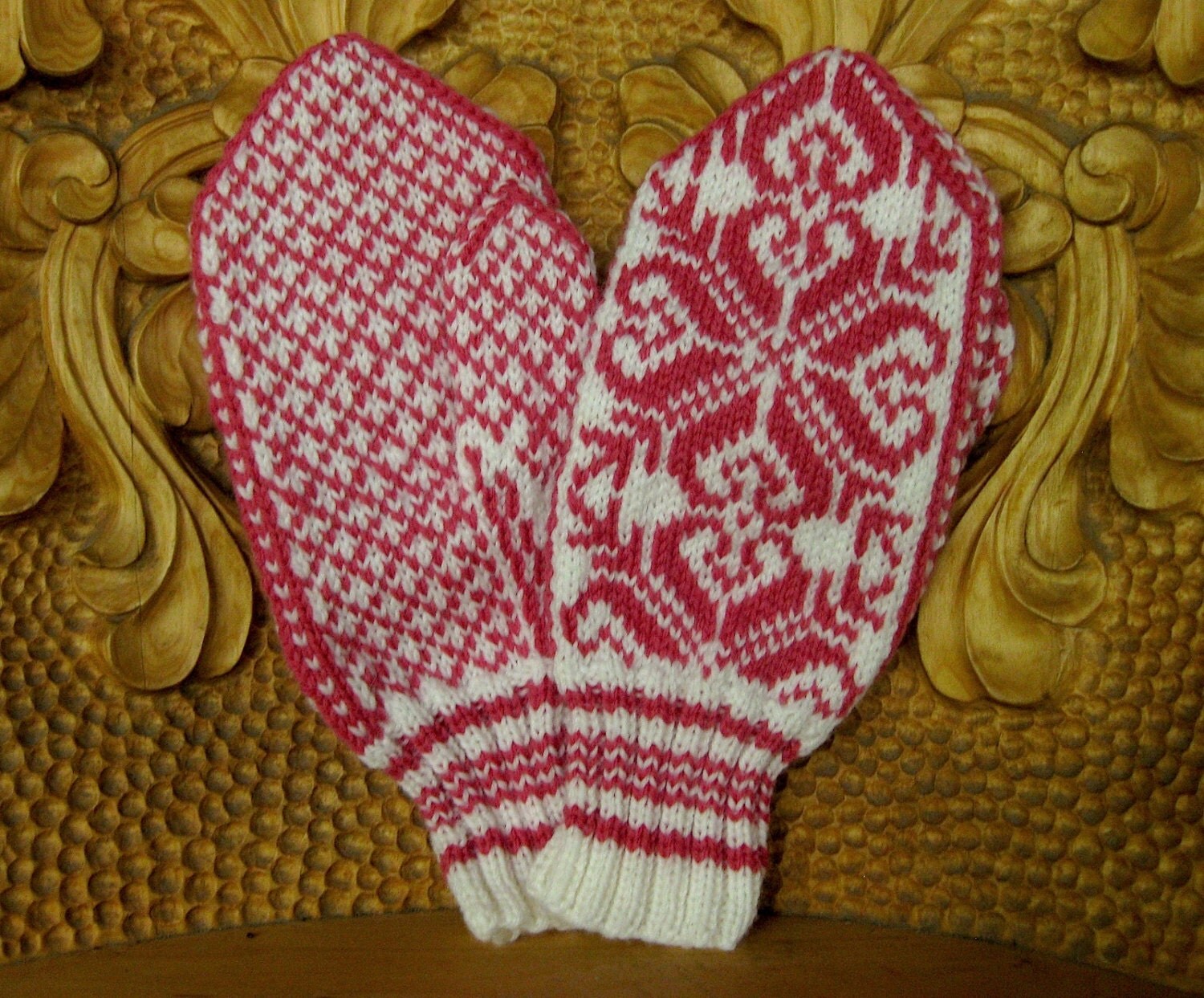 Selbu Norway Rose Pattern Mittens in Pink on White. Worsted