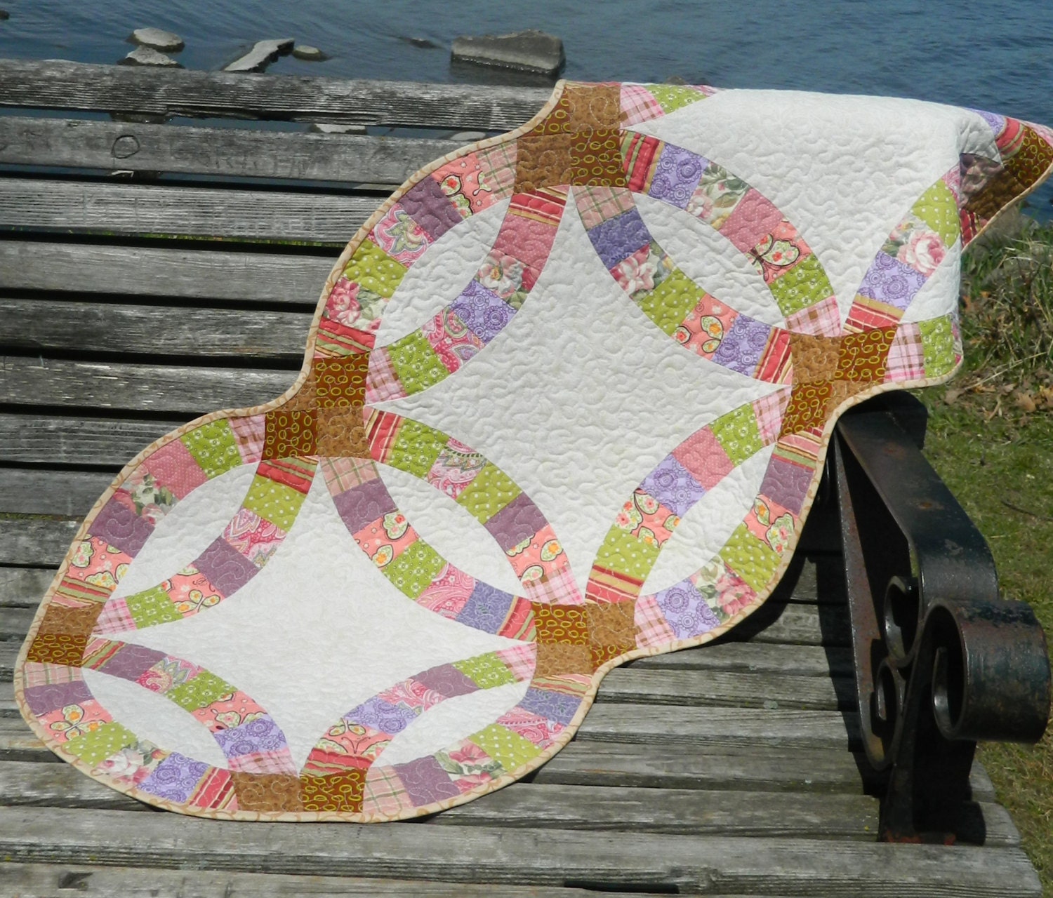 double-wedding-ring-quilted-table-runner-gloryquilts