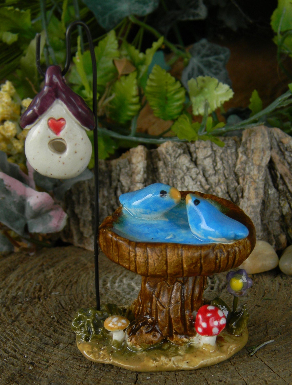 Tree Stump Bird bath w/ daisy mushroom Shepherd hook