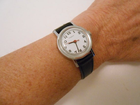 Womens Vintage 70s Silver Tone Timex Wind Up Wrist Watch with