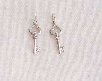 Sterling silver Key Charm with clover head, Pendant (22x13mm)