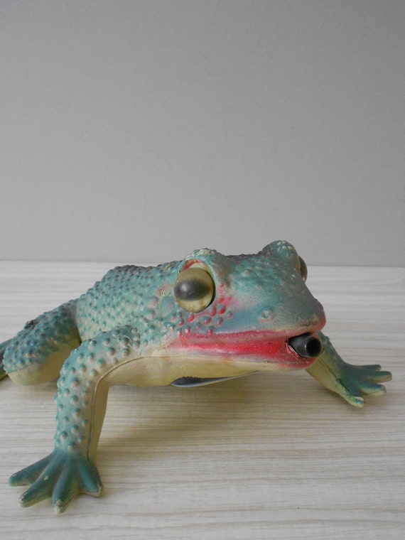 large motion sensor croaking garden frog / toad reptile