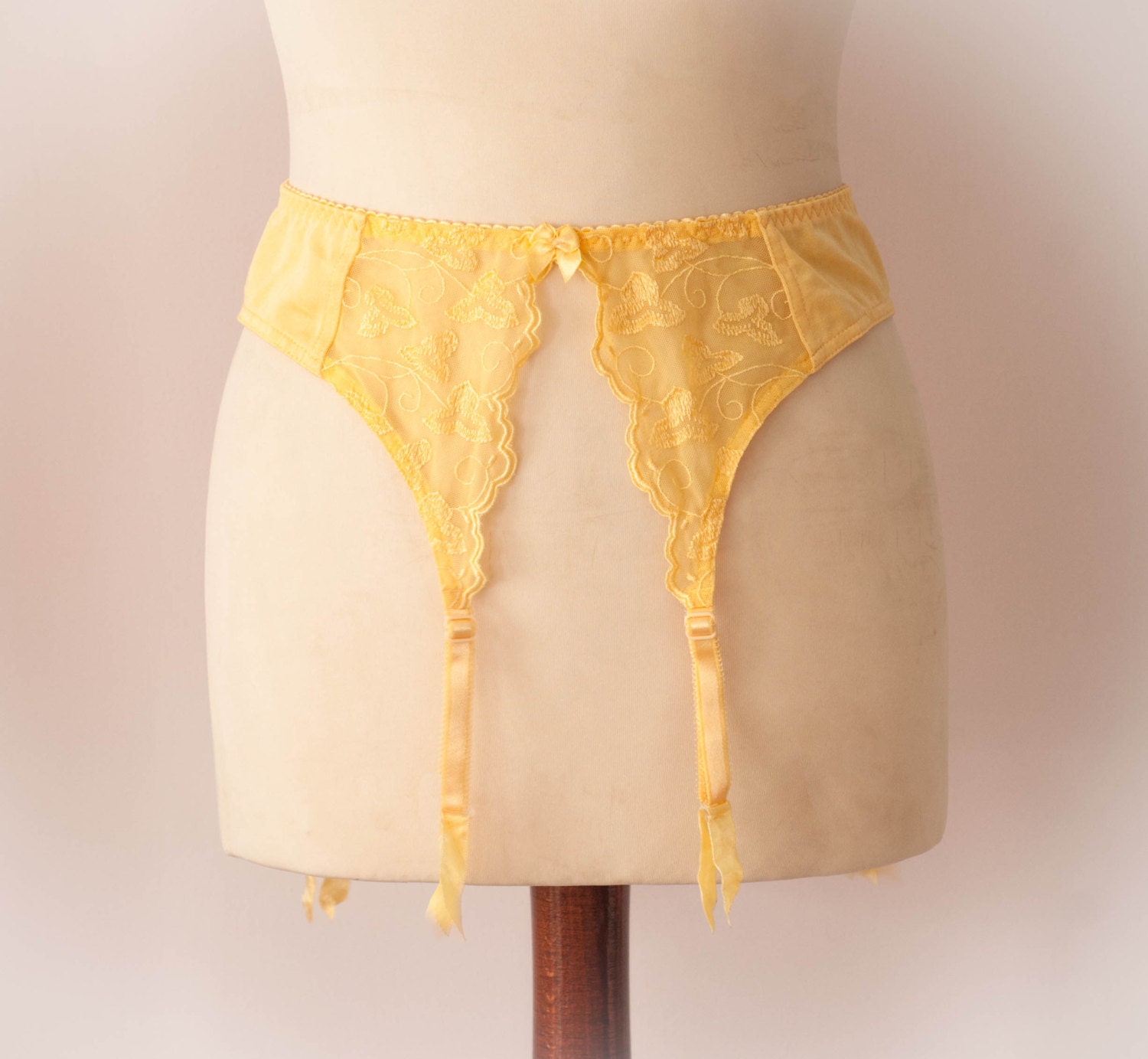 Vintage Yellow Lace Suspender Garter Belt. by UpsideDownKisses