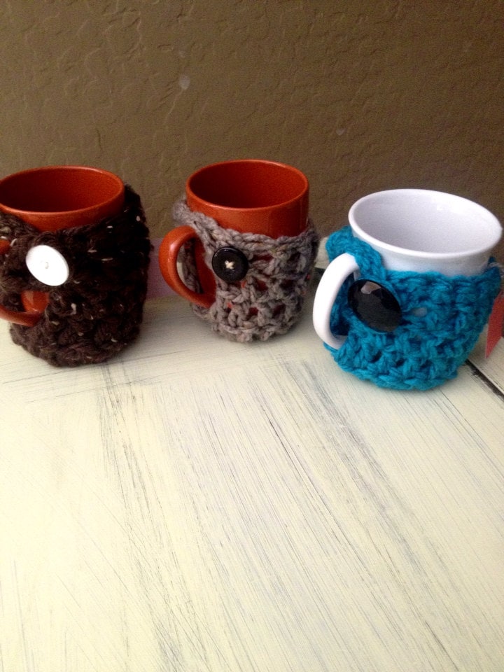 Coffee cup and crocheted cover with button