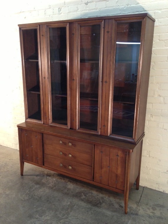 BROYHILL SAGA PREMIER MidCentury Modern China / Hutch