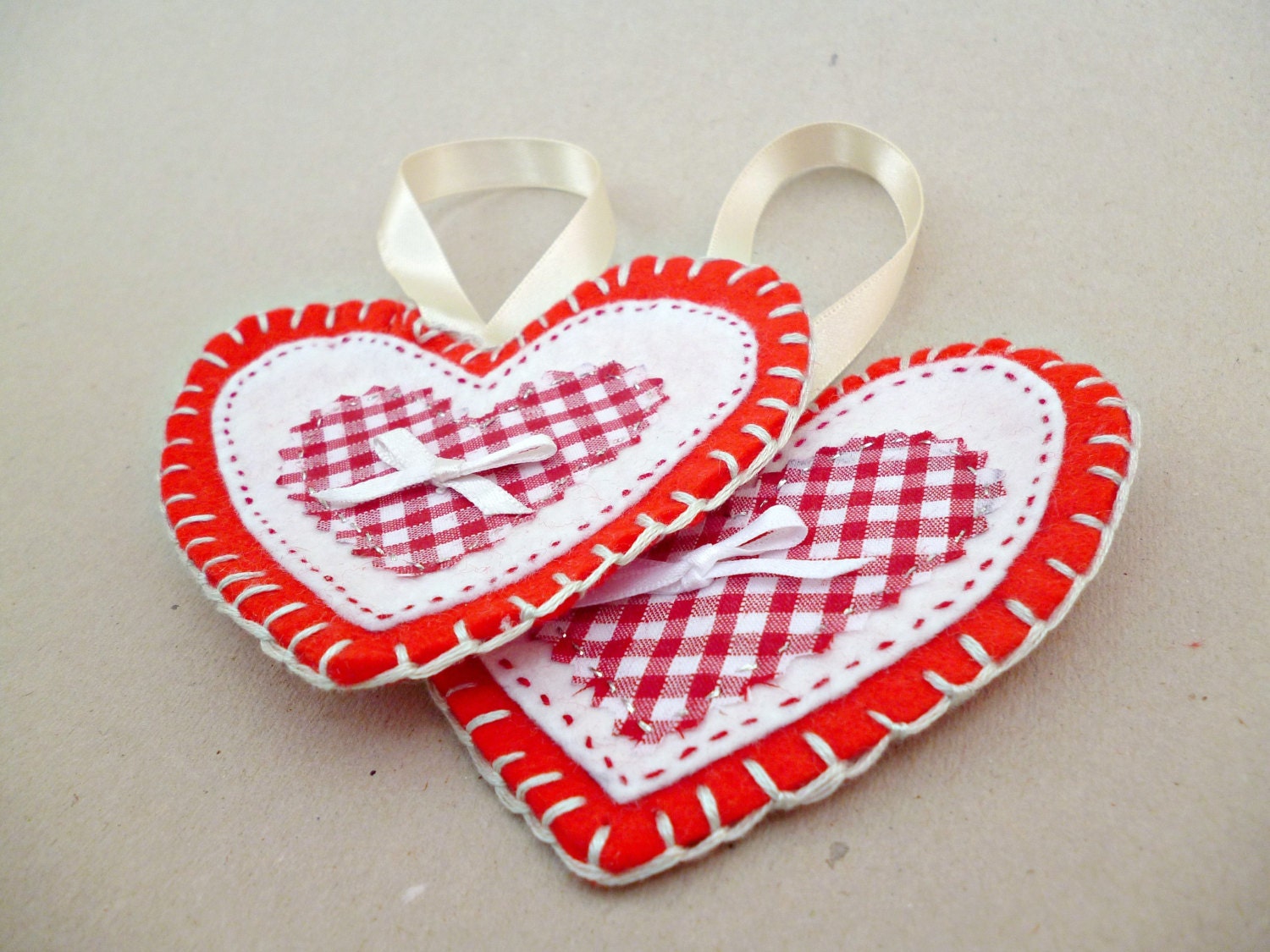 Red and white handmade felt heart decoration (price for one) / christmas tree decoration / hanging decoration / stocking filler / gift idea