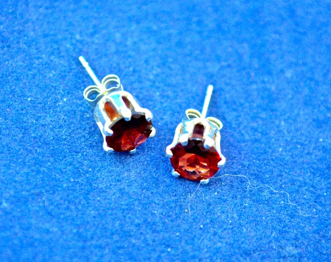 Garnet Stud Earrings, 6mm Round, Natural, Set in Sterling Silver E508