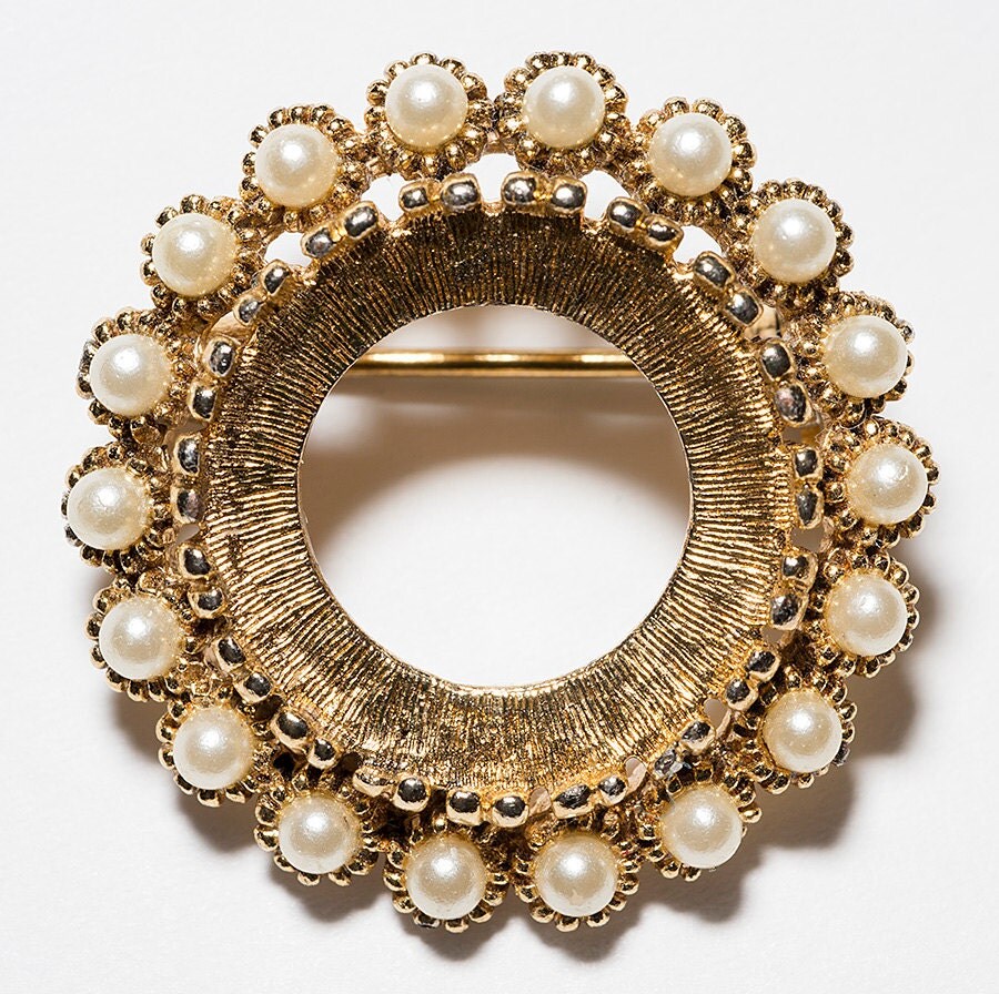 Circle Pin Brooch Pearls Gold Tone A 150 silver circa 1960